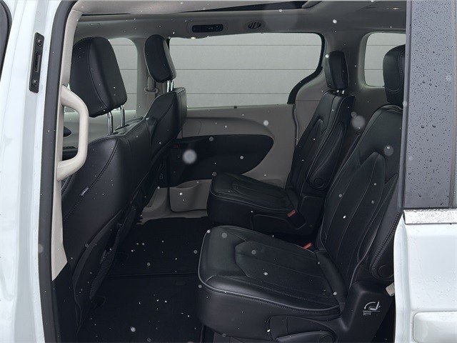 Chrysler Pacifica Vehicle Full-screen Gallery Image 17