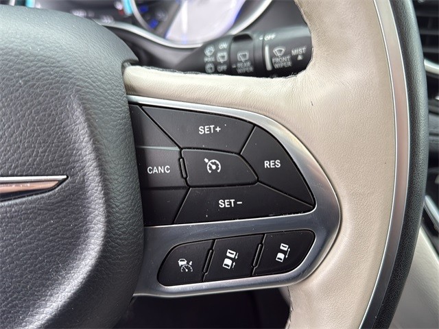 Chrysler Pacifica Vehicle Full-screen Gallery Image 18