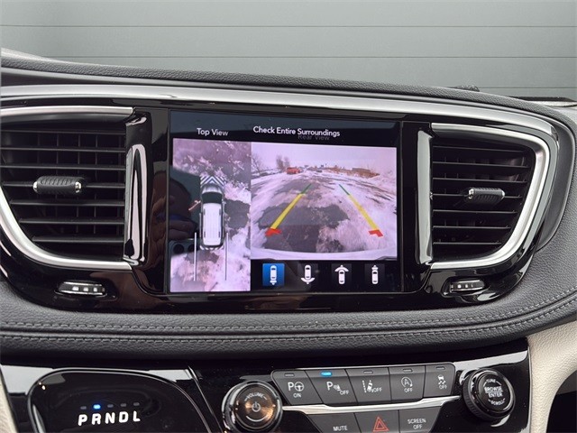 Chrysler Pacifica Vehicle Full-screen Gallery Image 20