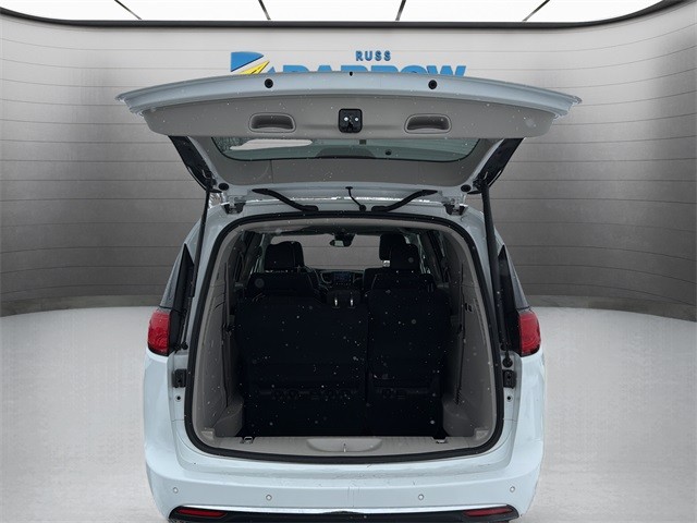 Chrysler Pacifica Vehicle Full-screen Gallery Image 23