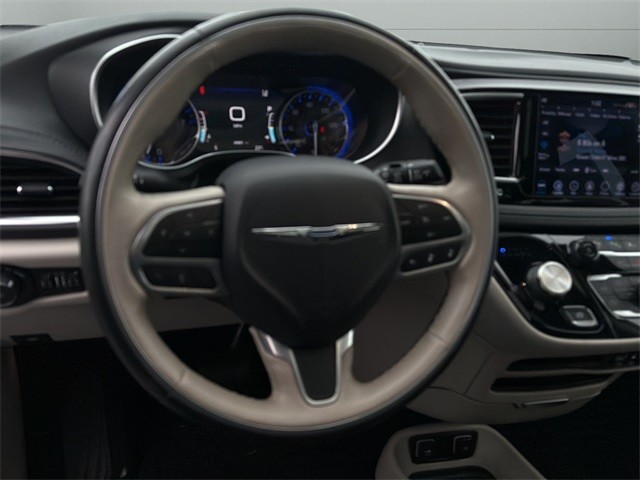 Chrysler Pacifica Vehicle Full-screen Gallery Image 24