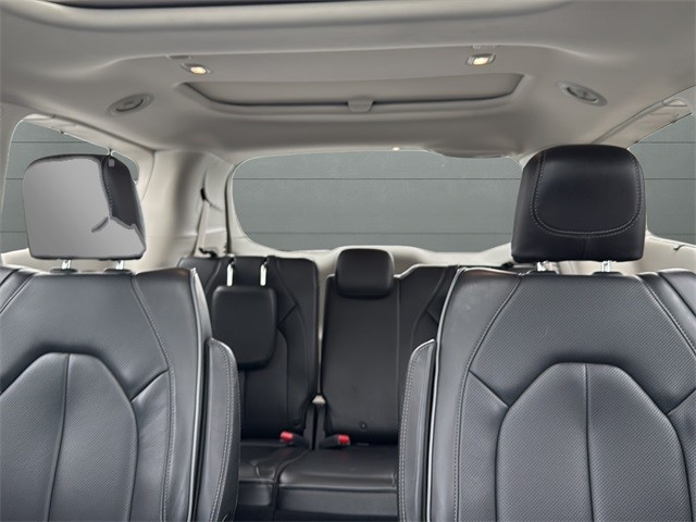 Chrysler Pacifica Vehicle Full-screen Gallery Image 25