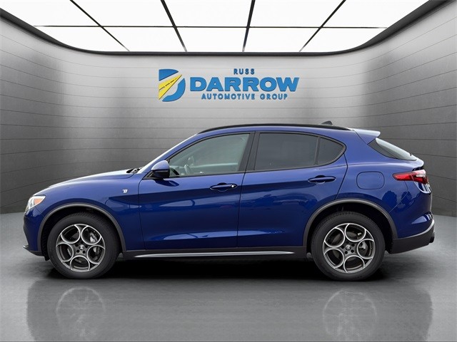 Alfa Romeo Stelvio Vehicle Full-screen Gallery Image 2