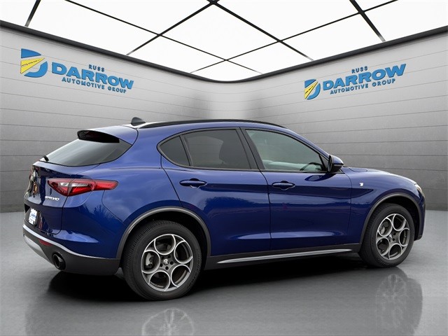 Alfa Romeo Stelvio Vehicle Full-screen Gallery Image 5