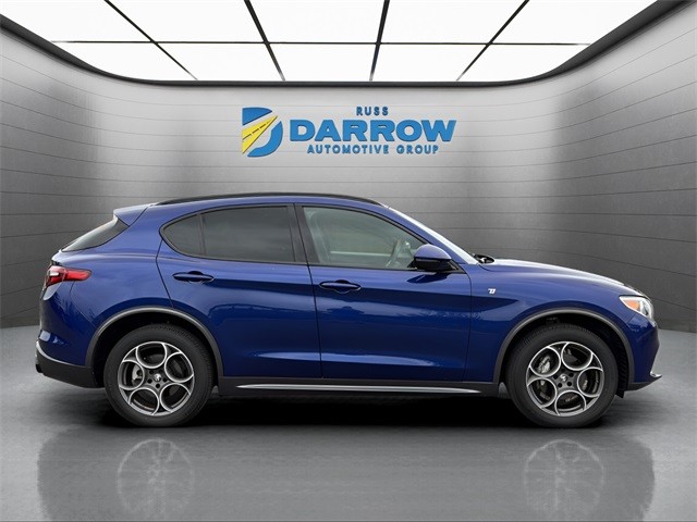 Alfa Romeo Stelvio Vehicle Full-screen Gallery Image 6