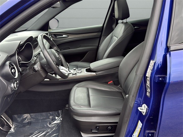 Alfa Romeo Stelvio Vehicle Full-screen Gallery Image 10