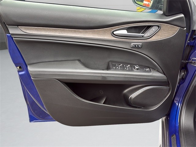 Alfa Romeo Stelvio Vehicle Full-screen Gallery Image 11