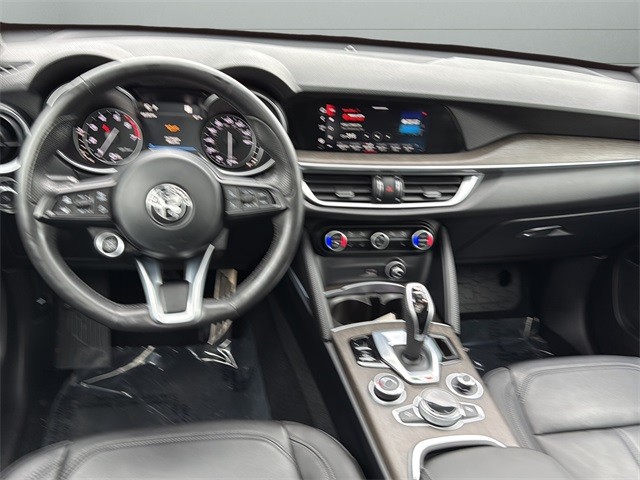 Alfa Romeo Stelvio Vehicle Full-screen Gallery Image 12