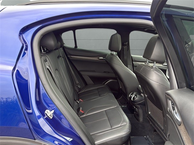 Alfa Romeo Stelvio Vehicle Full-screen Gallery Image 14