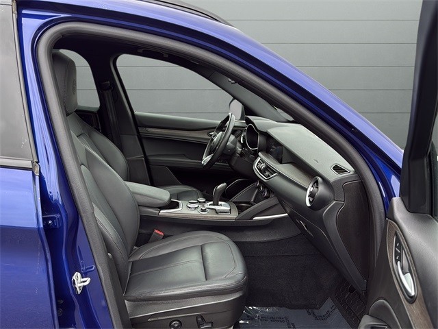 Alfa Romeo Stelvio Vehicle Full-screen Gallery Image 15