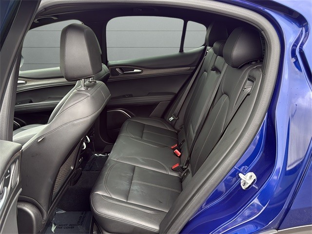 Alfa Romeo Stelvio Vehicle Full-screen Gallery Image 17