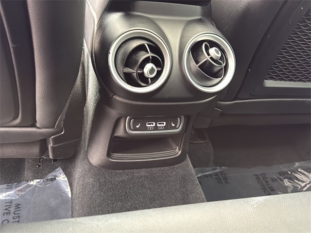 Alfa Romeo Stelvio Vehicle Full-screen Gallery Image 18