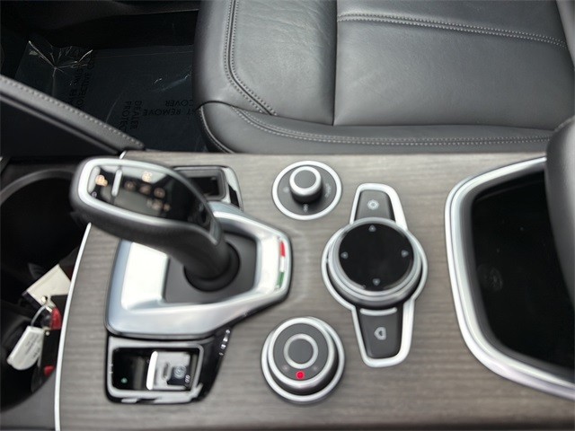 Alfa Romeo Stelvio Vehicle Full-screen Gallery Image 21