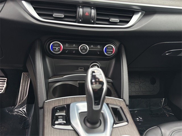 Alfa Romeo Stelvio Vehicle Full-screen Gallery Image 22