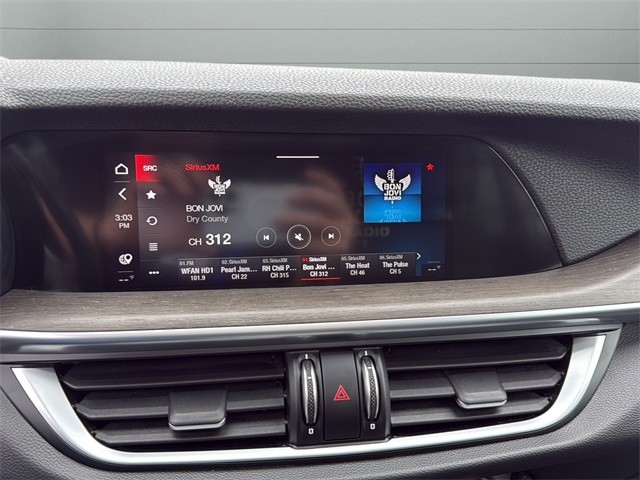 Alfa Romeo Stelvio Vehicle Full-screen Gallery Image 23