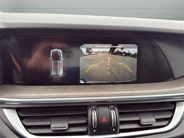 Alfa Romeo Stelvio Vehicle Full-screen Gallery Image 24