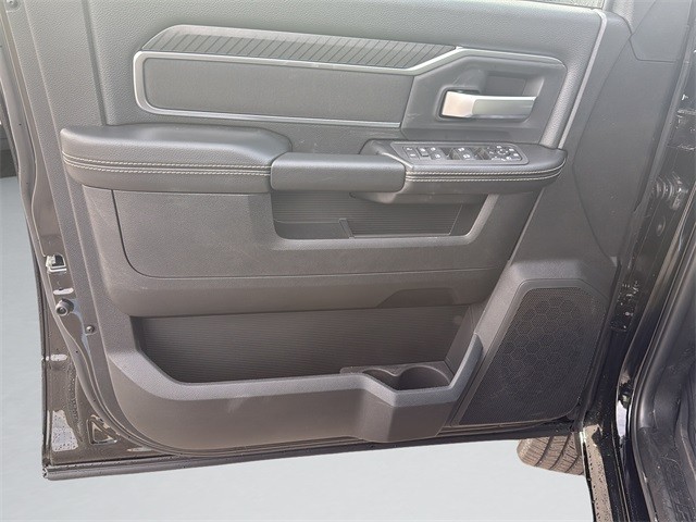 Ram 2500 Vehicle Full-screen Gallery Image 11