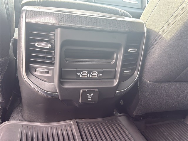 Ram 2500 Vehicle Full-screen Gallery Image 17