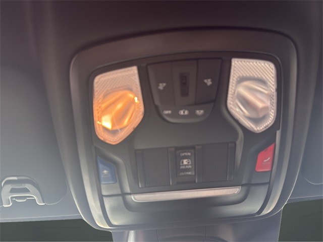 Ram 2500 Vehicle Full-screen Gallery Image 22