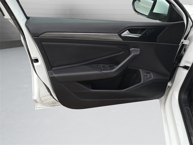 Volkswagen Jetta Vehicle Full-screen Gallery Image 11