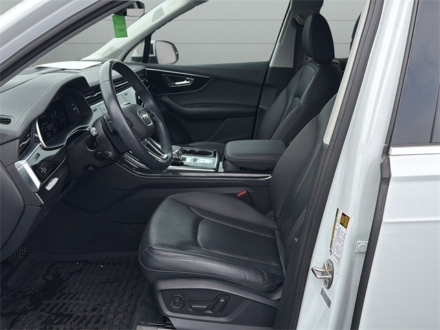 Audi Q7 Vehicle Full-screen Gallery Image 10