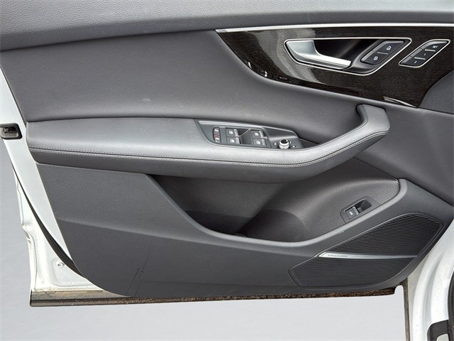 Audi Q7 Vehicle Full-screen Gallery Image 11