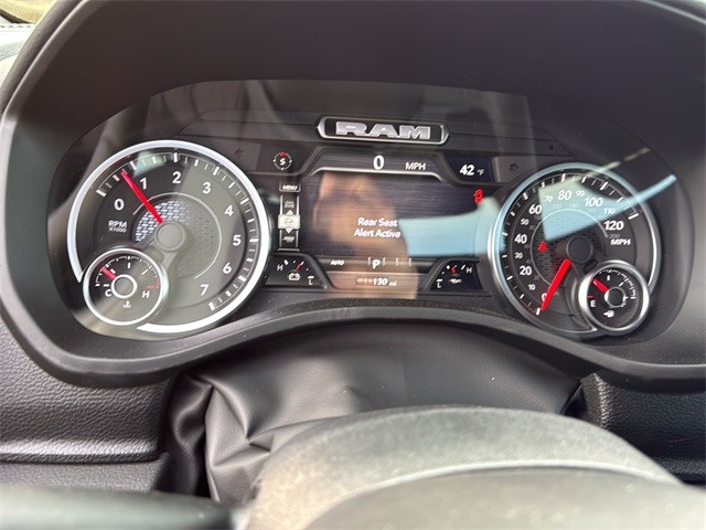 Ram 1500 Vehicle Full-screen Gallery Image 13