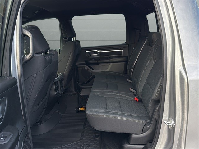 Ram 1500 Vehicle Full-screen Gallery Image 16