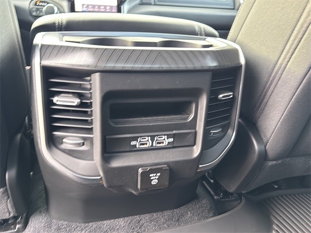 Ram 1500 Vehicle Full-screen Gallery Image 17