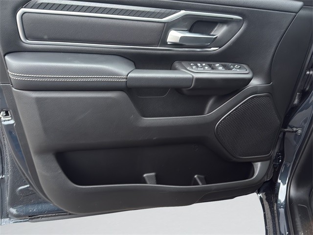 Ram 1500 Vehicle Full-screen Gallery Image 11