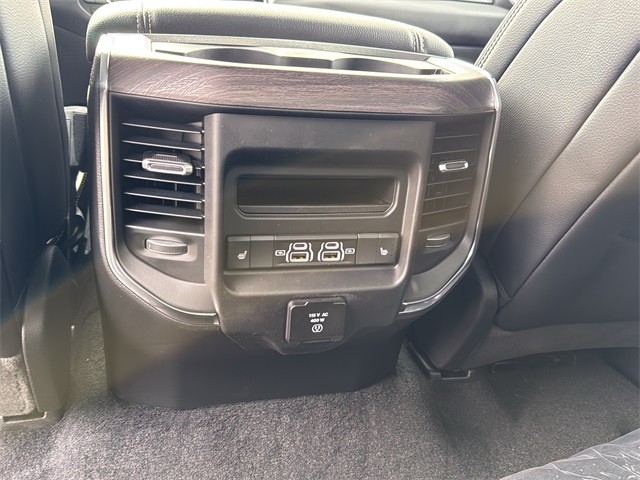 Ram 1500 Vehicle Full-screen Gallery Image 17