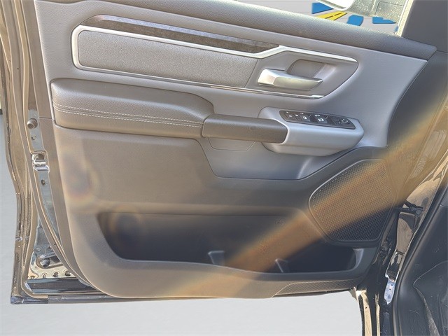 Ram 1500 Vehicle Full-screen Gallery Image 11