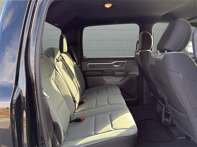 Ram 1500 Vehicle Full-screen Gallery Image 14