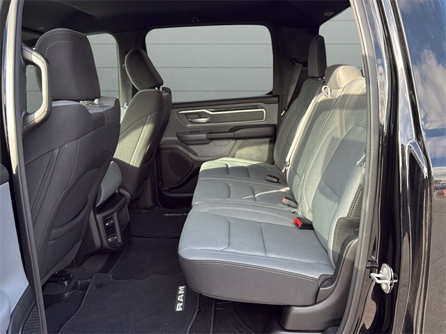 Ram 1500 Vehicle Full-screen Gallery Image 16
