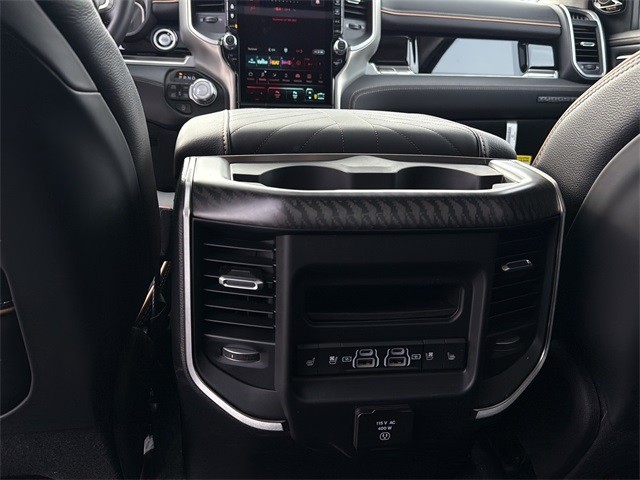 Ram 1500 Vehicle Full-screen Gallery Image 18