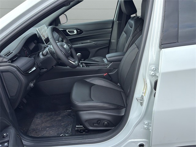 Jeep Compass Vehicle Full-screen Gallery Image 10