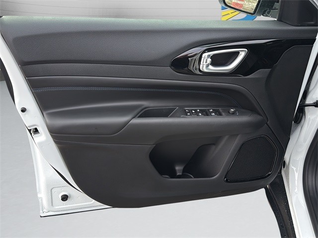 Jeep Compass Vehicle Full-screen Gallery Image 11