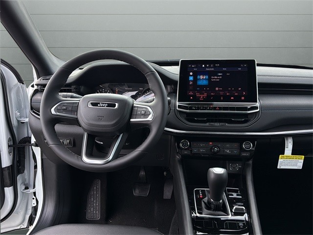 Jeep Compass Vehicle Full-screen Gallery Image 12
