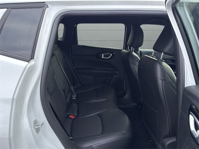 Jeep Compass Vehicle Full-screen Gallery Image 14