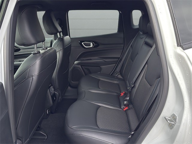 Jeep Compass Vehicle Full-screen Gallery Image 16