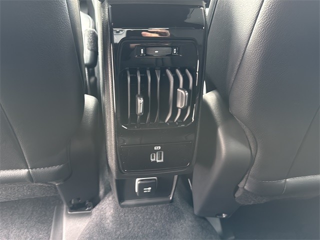 Jeep Compass Vehicle Full-screen Gallery Image 17