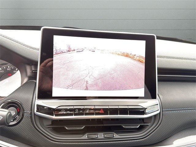 Jeep Compass Vehicle Full-screen Gallery Image 22