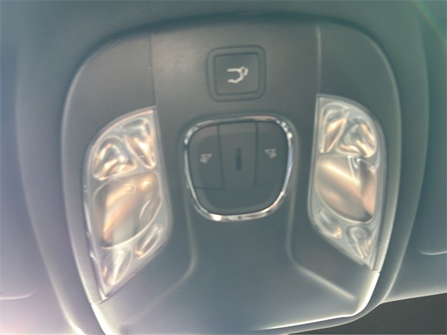 Jeep Compass Vehicle Full-screen Gallery Image 23