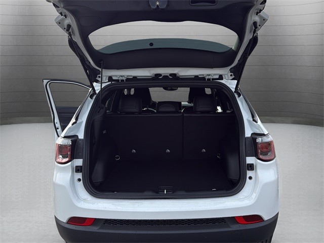 Jeep Compass Vehicle Full-screen Gallery Image 25