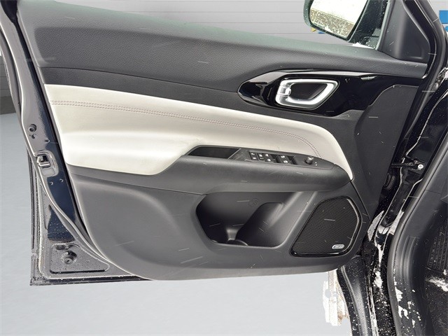 Jeep Compass Vehicle Full-screen Gallery Image 11