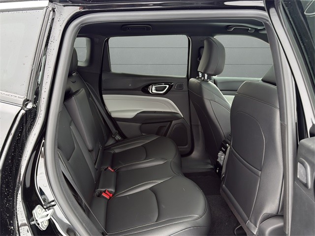 Jeep Compass Vehicle Full-screen Gallery Image 14