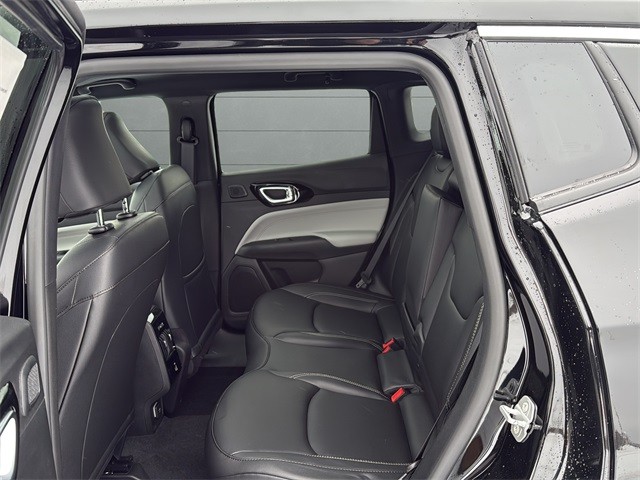 Jeep Compass Vehicle Full-screen Gallery Image 17