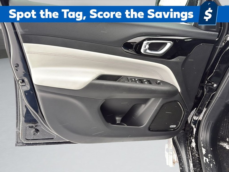 Jeep Compass Vehicle Full-screen Gallery Image 11