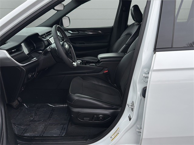 Jeep Grand Cherokee L Vehicle Full-screen Gallery Image 10