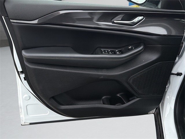 Jeep Grand Cherokee L Vehicle Full-screen Gallery Image 11